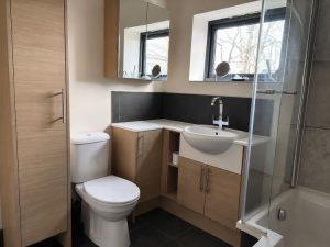 willow lodge downstairs kingsize bedroom en-suite bathroom