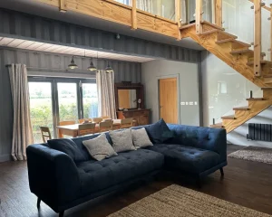 willow lodge dining & lounge area